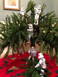Φτιάχνοντας το χριστουγεννιάτικο δέντρο με τους Troopers [Photo]