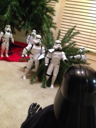 Φτιάχνοντας το χριστουγεννιάτικο δέντρο με τους Troopers [Photo]
