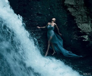 Η Charlize Theron στη Vogue(US) Δεκεμβρίου 2011/Chasing Waterfalls