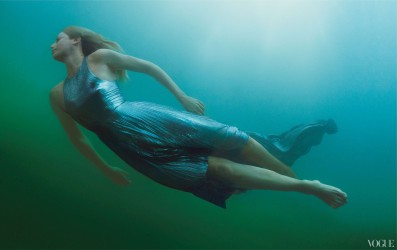 Η Charlize Theron στη Vogue(US) Δεκεμβρίου 2011/In the Swim