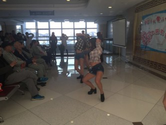 Ηλικιωμένοι ασθενείς στη Σαγκάη απολαμβάνουν sexy χορούς [Photo]