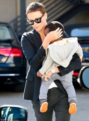 Η Charlize Theron σε βόλτα με το γιο της Jackson [Photo]