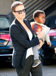 Η Charlize Theron σε βόλτα με το γιο της Jackson [Photo]