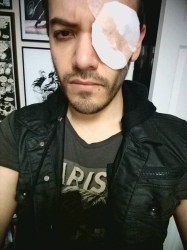 Cosplayer κινδυνεύει να χάσει το μάτι του από ατυχία με φακούς επαφής